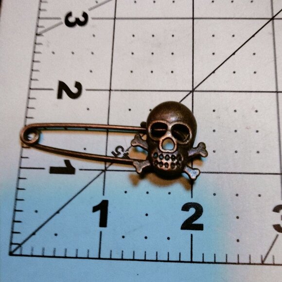 Skull Safety Pin Brooch Metal Punk Goth Style Jewelry Antique Bronze Halloween - Picture 2 of 2